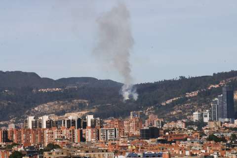 Bomberos intentan controlar incendio en los cerros orientales de Bogotá