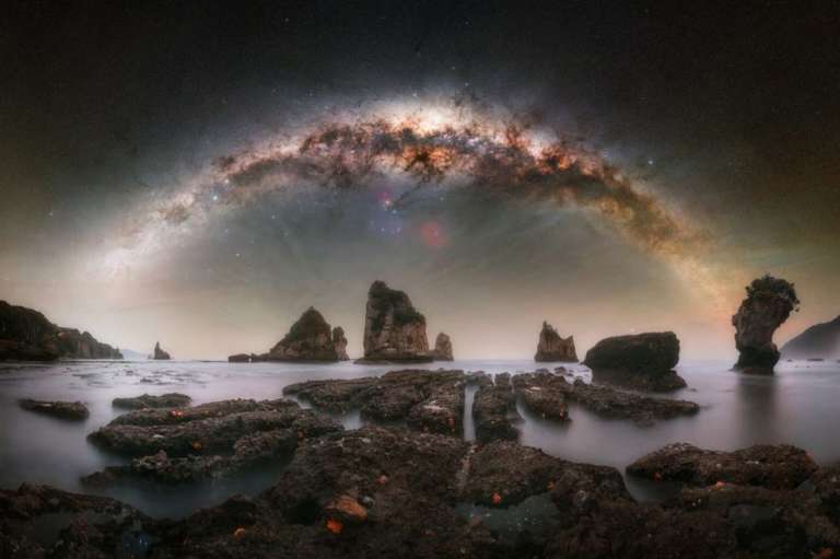 Kavan Chay llamó a su foto “Divinidad”. Allí capturó el centro de la Vía Láctea desde la costa oeste de Nueva Zelanda.