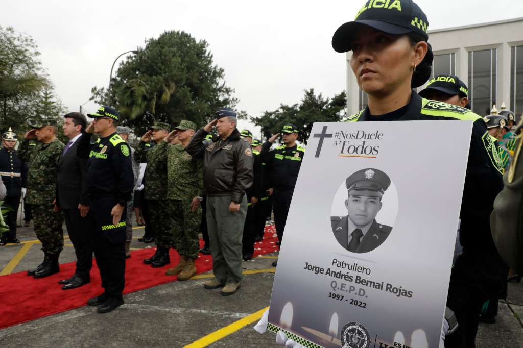 AME5972. BOGOTÁ (COLOMBIA), 28/07/2022.- Policías participan hoy en una ceremonia religiosa en honor a sus compañeros asesinados recientemente en el país por la banda criminal Clan del Golfo, hoy en Bogotá (Colombia). La Policía colombiana se convirtió en las últimas semanas en blanco de la banda criminal Clan del Golfo, que intensificó los asesinatos selectivos de miembros de la institución en la peor ola de violencia de los últimos cinco años contra dicho cuerpo. EFE/Carlos Ortega