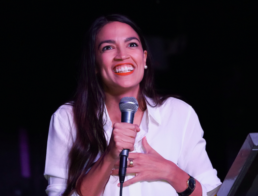 Alexandria Ocasio-Cortez, demócrata latina y de 29 años, se convirtió esta noche en la congresista más joven de la historia de EE.UU. / AFP