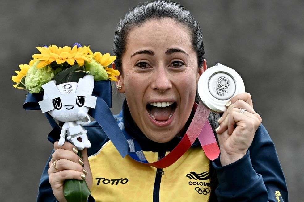 Mariana Pajón, la atleta olímpica más importante en la historia de Colombia, consiguió su tercera medalla consecutiva. Tras una lesión que casi termina su carrera, Pajón logró recuperarse para llevarse la plata en Tokio 2020.