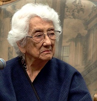 En la imagen, Dolores Castro. “Pasarán los ríos, callarán algún día para siempre. Nuevos caminos abrirán nuevos caminos, y todas nuestras vidas, unidas en un solo luminoso haz, irán por el camino de único sentido”, dice la escritora en su poema “siete poemas”.