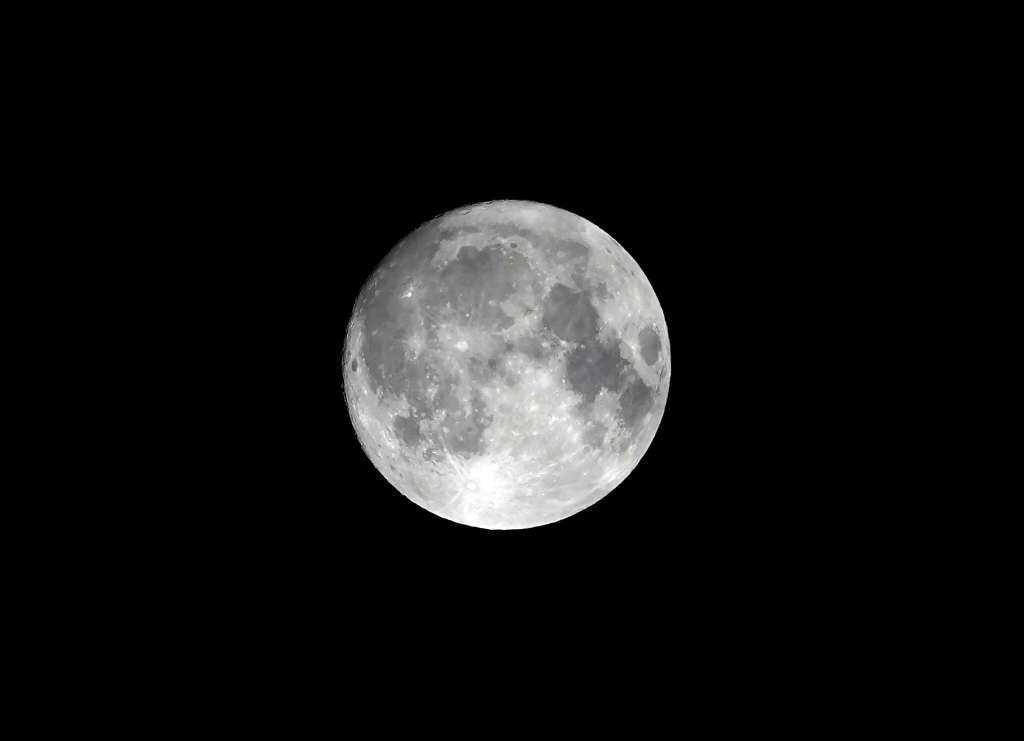 GRAF888. OVIEDO, 19/08/2024.- La primera Superluna del año, la Luna del Esturión, sobre el cielo de Oviedo. EFE/Paco Paredes