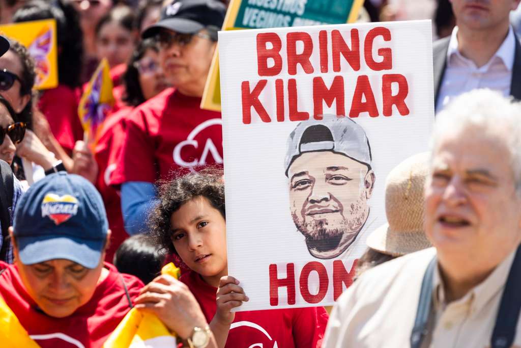 WASHINGTON (United States), 01/05/2025.- Protesters at a May Day rally call for the return of Kilmar Abrego Garcia, who was mistakenly-departed to his home country of El Salvador, in Washington, DC, USA, 01 May 2025. Thousands of participants gathered in May Day rallies across the US to protest against US President Donald Trump's administration. (Protestas) EFE/EPA/JIM LO SCALZO