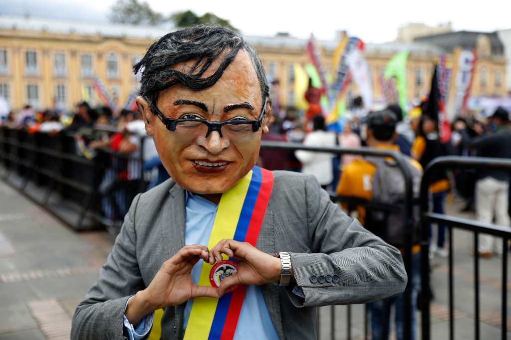 BOG400. BOGOTÁ (COLOMBIA), 15/10/2022.- Una persona disfrazada del presidente de Colombia, Gustavo Petro, marcha para mostrar su apoyo al mandatario hoy, por las calles de Bogotá (Colombia). El Gobierno de Gustavo Petro cumple sus primeros 100 días. EFE/ Carlos Ortega