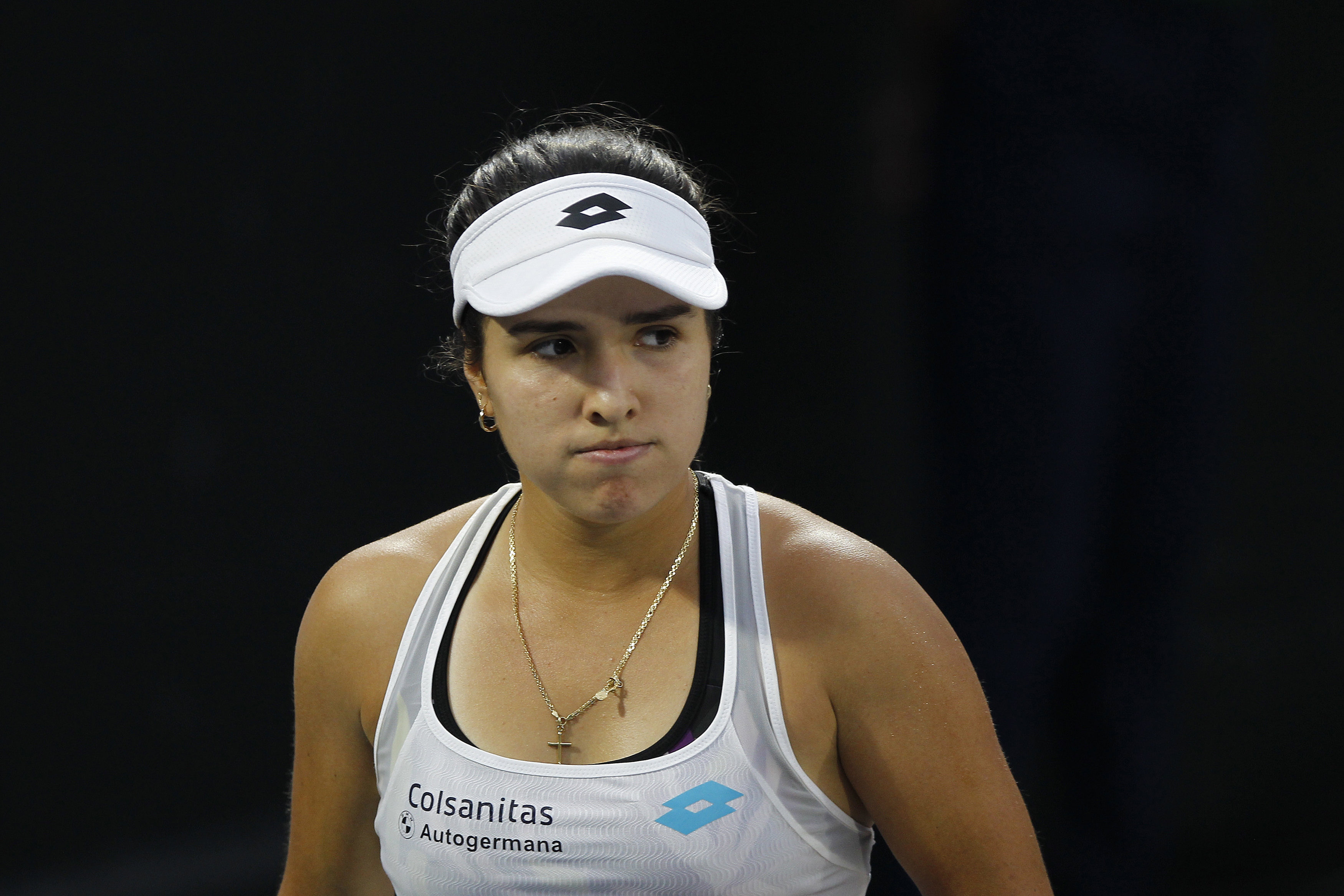 MEX7046. GUADALAJARA (MÉXICO), 18/10/2022.- La tenista colombiana Camila Osorio reacciona ayer, durante un partido del torneo Guadalajara Open Akron WTA 1000, en el Centro Panamericano de Tenis, en la ciudad de Guadalajara, en Jalisco (México). Aunque necesita mejorar su saque, el 'drive' y el revés, la colombiana Camila Osorio cree que la clave para entrar en el grupo de las mejores 20 tenistas del mundo consiste en vencer a unos rivales invisibles: los dragones. EFE/ Francisco Guasco