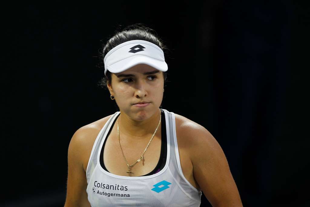 MEX7046. GUADALAJARA (MÉXICO), 18/10/2022.- La tenista colombiana Camila Osorio reacciona ayer, durante un partido del torneo Guadalajara Open Akron WTA 1000, en el Centro Panamericano de Tenis, en la ciudad de Guadalajara, en Jalisco (México). Aunque necesita mejorar su saque, el 'drive' y el revés, la colombiana Camila Osorio cree que la clave para entrar en el grupo de las mejores 20 tenistas del mundo consiste en vencer a unos rivales invisibles: los dragones. EFE/ Francisco Guasco