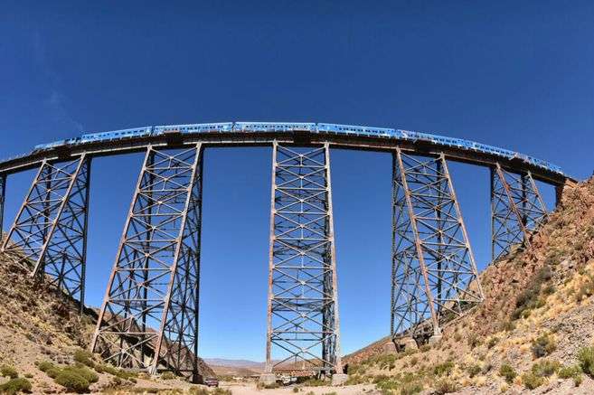 El Tren a las Nubes es un viaje inolvidable en el que se asciende a más de 4.200 metros en una de las zonas donde más se puede disfrutar de la cultura andina del país del tango, el mate y el fútbol.