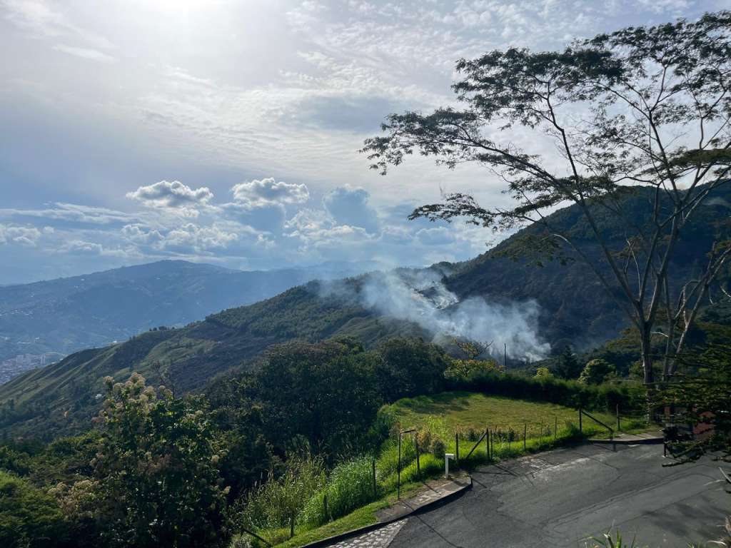 Incendio en cerro Quitasol de Bello