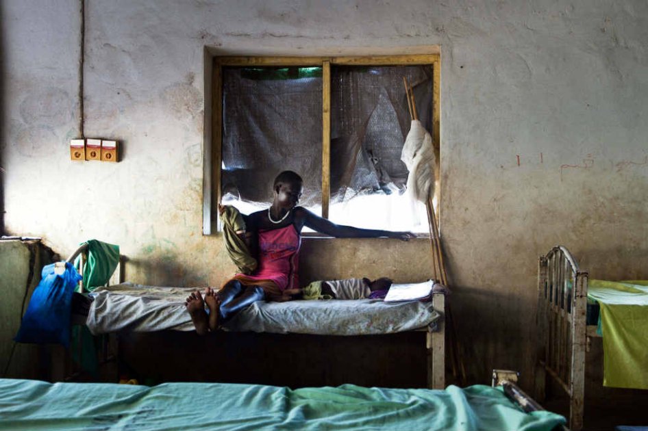 Científicos entusiasmados con los posibles resultados de sus investigaciones los anuncian como reales, como en el caso de la vacuna contra la malaria. En la foto, una madre sudanesa cuida a su hijo afectado por este mal. / AFP
