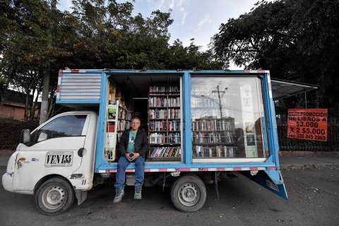 De camión a librería, la historia del “Transformer” que rueda por Bogotá