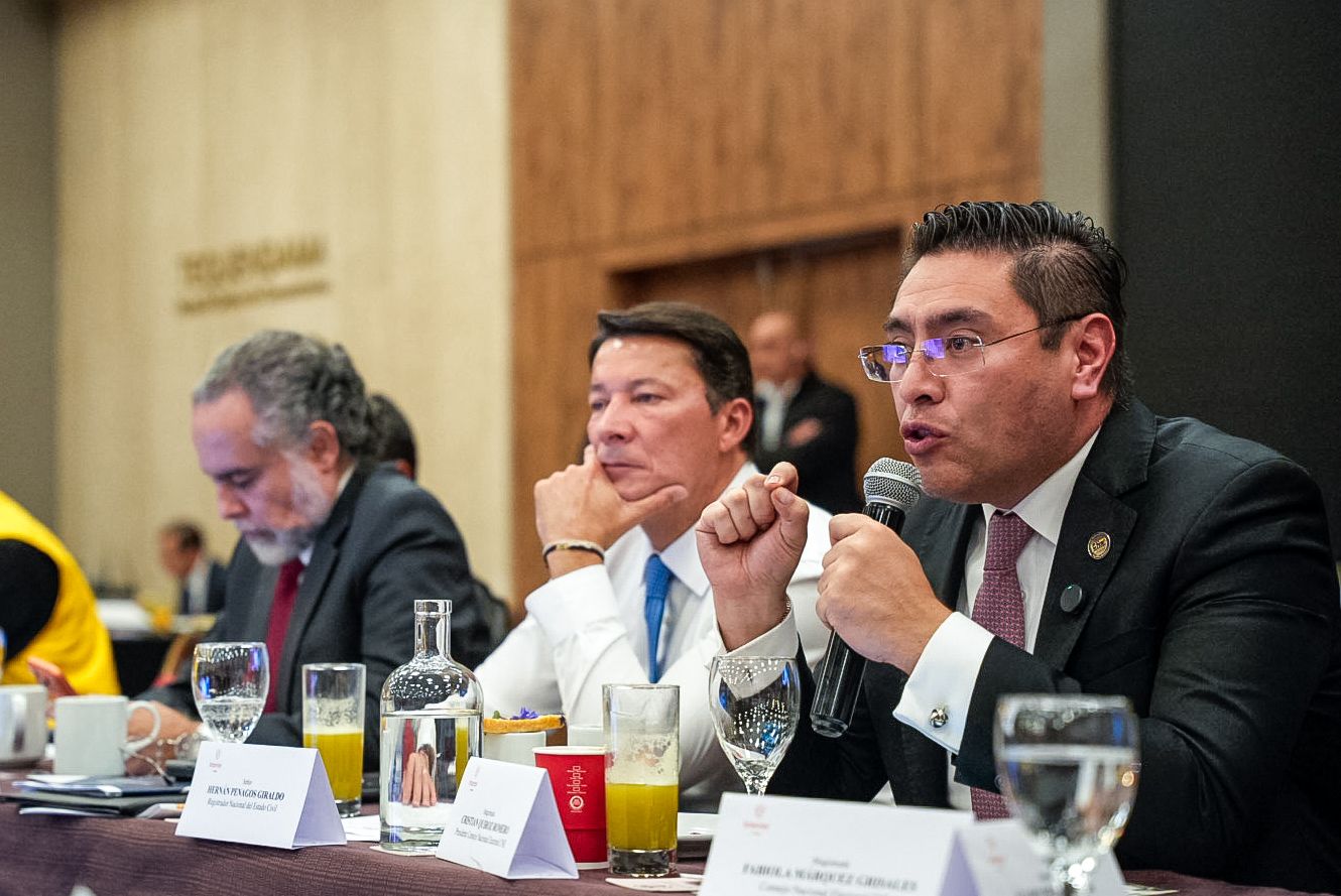 De derecha a izquierda: el presidente del Consejo Nacional Electoral, Cristian Quiroz; el registrador Hernán Penagos y el ministro del Interior, Armando Benedetti.