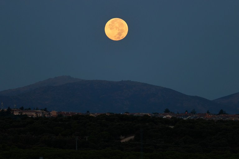La tierra tendrá dos lunas: de qué se trata el fenómeno y cuándo podrá verse