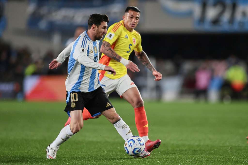 AME5082. BUENOS AIRES (ARGENTINA), 10/06/2025.- Lionel Messi (i) de Argentina disputa el balón con Kevin Castaño de Colombia este martes, durante un partido por las eliminatorias sudamericanas para el Mundial 2026 entre las selecciones de Argentina y Colombia en el estadio Monumental en Buenos Aires (Argentina). EFE/ Adan González