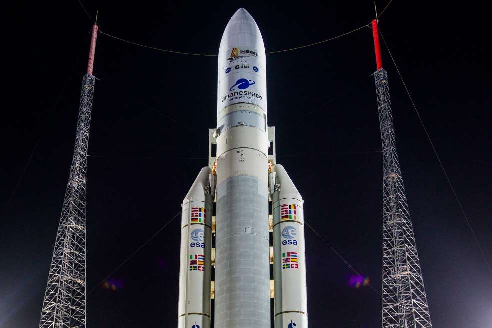 El cohete Ariane 5 de Arianespace con el telescopio espacial James Webb de la NASA a bordo, se ve en la plataforma de lanzamiento, el jueves 23 de diciembre de 2021, en el puerto espacial europeo, el Centro Espacial Guayanés en Kourou, Guayana Francesa.