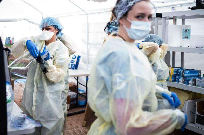 El documento impediría la venta externa de guantes quirúrgicos, mitones, manoplas y demás prendas de vestir que el personal de salud utiliza a diario. / Getty Images.