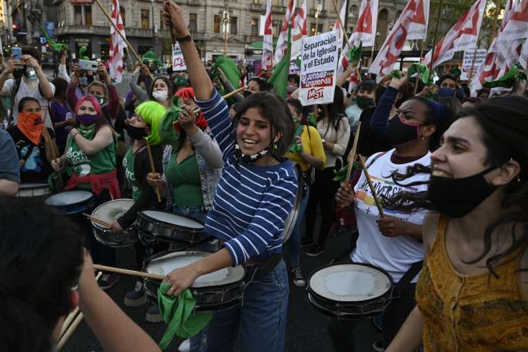 "A medida que avanza la pobreza, cada vez mas mujeres y personas gestantes que terminan haciéndose abortos clandestinos y terminan internadas. Le sale mucho más barato al estado garantizar abortos legales con misoprostol", afirmó a la AFP la legisladora argentina Vanesa Gagliardi
