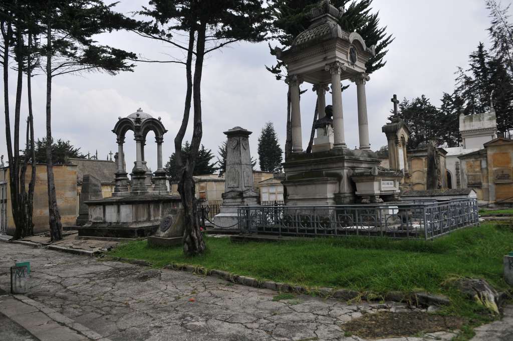 Recorrido por este cementerio distrital, donde se observan tumbas, mausoleos y estatuas.