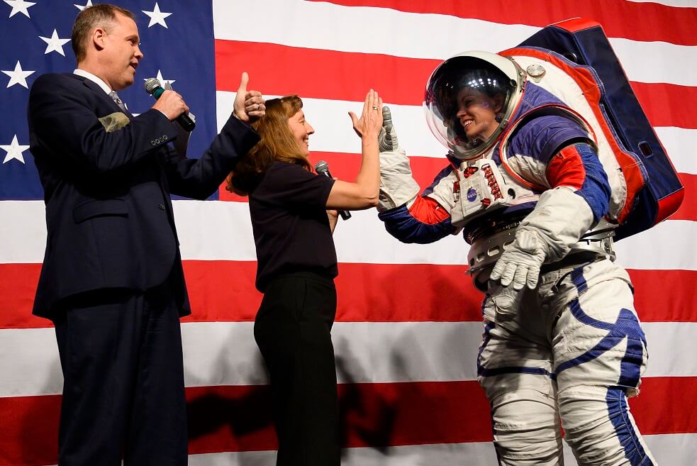 Uno de los trajes será usado para caminar en la Luna, blanco con banderas azules y rojas, llamado "xEMU" (acrónimo en inglés de la Unidad móvil de exploración extravehicular). El otro se usará durante el trayecto entre la Tierra y el satélite. / AFP