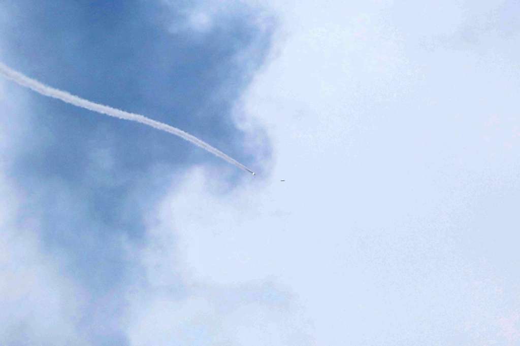 Undisclosed (Israel), 23/03/2026.- Israel's air defense systems intercept a projectile, as seen from Upper Galilee in northern Israel, 23 March 2026. The Israeli military stated it is conducting strikes across Lebanon targeting Hezbollah infrastructure and personnel. (Líbano, Hizbulá/Hezbolá) EFE/EPA/ATEF SAFADI
