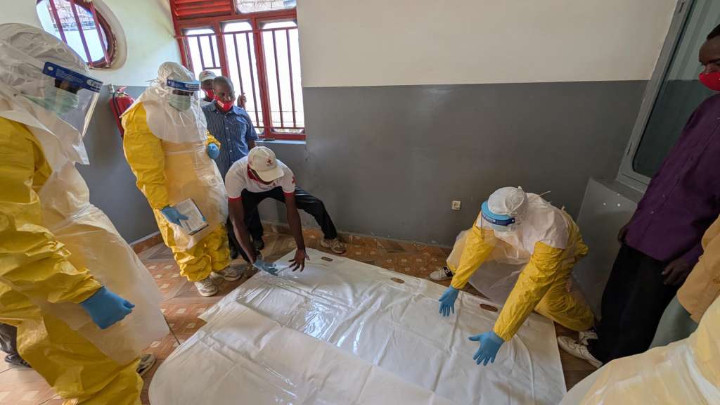 BUNIA, 28/05/2026.- Voluntarios de la Cruz Roja reciben capacitación para realizar entierros seguros en Bunia, provincia de Ituri, República Democrática del Congo. Un total de 238 "muertes sospechosas" se han registrado hasta la fecha por la epidemia del virus del Ébola declarada el pasado día 15 en el este de la República Democrática del Congo (RDC), informó el Gobierno congoleño. El brote se detectó en la provincia de Ituri, fronteriza con Uganda y Sudán del Sur y epicentro de la epidemia, pero se ha expandido a las también provincias orientales congoleñas de Kivu del Norte y Kivu del Sur, así como a la vecina Uganda. EFE/ Federación Internacional de la Cruz Roja y La Media Luna Roja (FICR) - SOLO USO EDITORIAL/SOLO DISPONIBLE PARA ILUSTRAR LA NOTICIA QUE ACOMPAÑA (CRÉDITO OBLIGATORIO) -