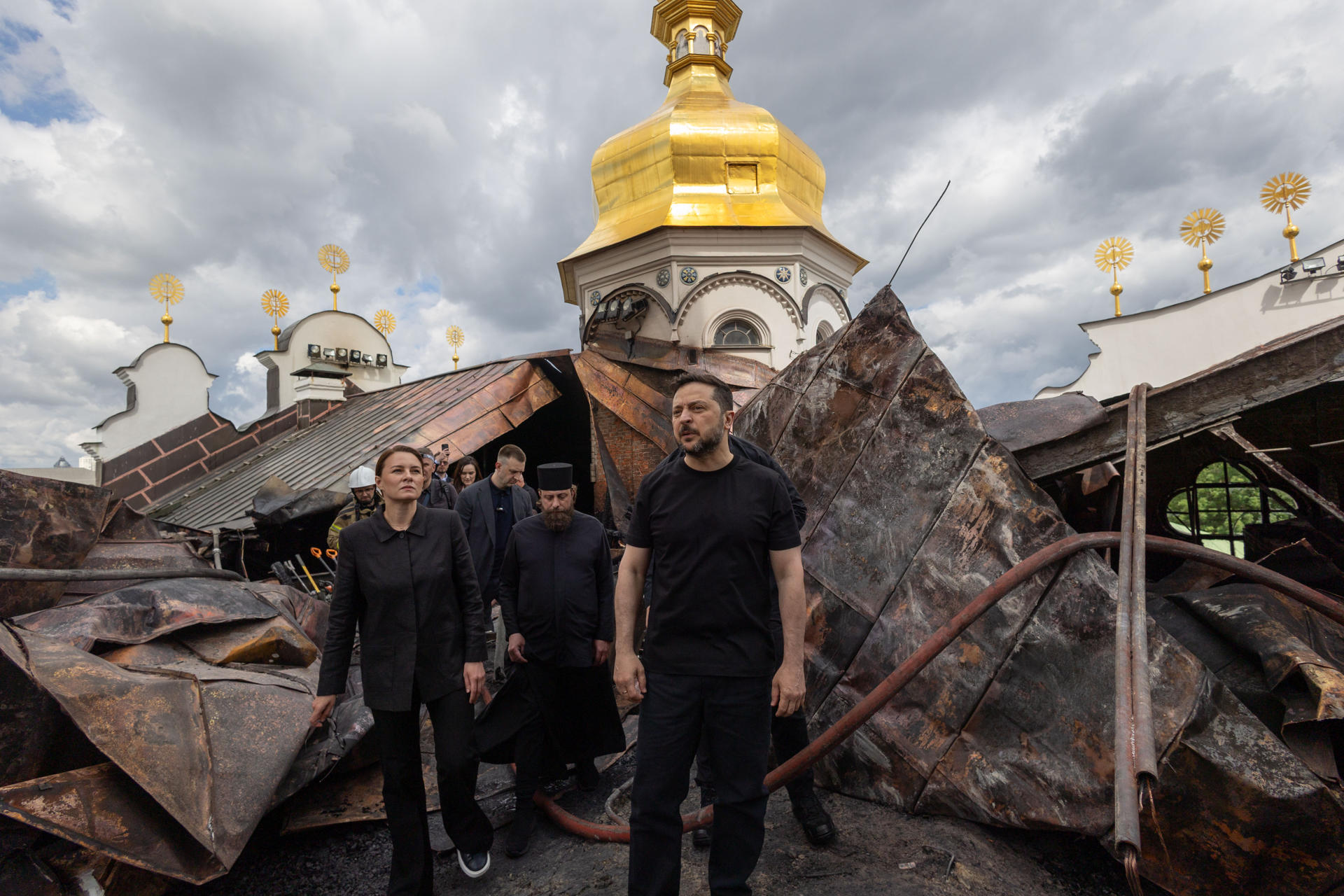 KIEV (UCRANIA), 15/06/2026.- El presidente ucraniano Volodímir Zelenski (d) durante su visita este lunes a la a la catedral de la Dormición del monasterio de las Cuevas de Kiev después de que un ataque ruso causara un incendio en el techo que ha destruido varias de sus cúpulas inferiores. Zelenski ha elevado a 9 los muertos en ataque ruso que destruyó parte de catedral en Kiev y la ciudad de Járkov, en el noreste de Ucrania, como consecuencia del ataque masivo ruso de la pasada noche, en el que resultaron dañadas varias cúpulas de una de las catedrales históricas más importantes de la capital ucraniana. EFE/Oficina presidencial ucraniana/ SOLO USO EDITORIAL/SOLO DISPONIBLE PARA ILUSTRAR LA NOTICIA QUE ACOMPAÑA (CRÉDITO OBLIGATORIO)

