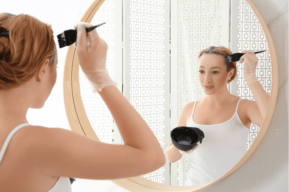 ¿Prefieres teñirte el cabello en casa, pero tienes algunas dudas del proceso? Hoy te contamos cuánto tiempo se deja el tinte en el cabello para que tu tintura salga con éxito.