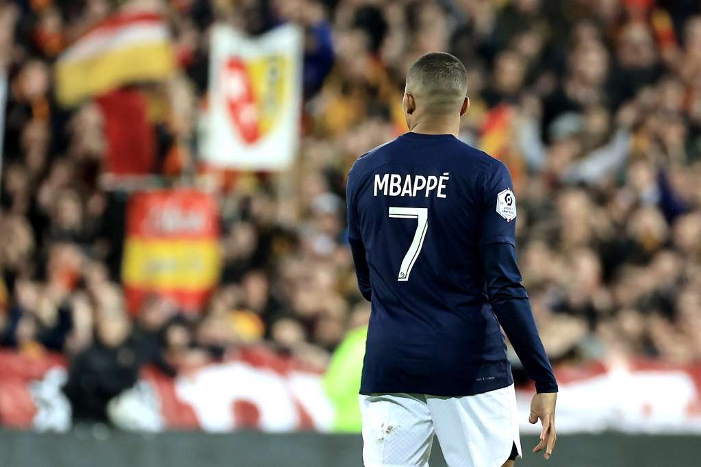 Lens (France), 01/01/2023.- Paris Saint Germain's Kylian Mbappe reacts during the French Ligue 1 soccer match between RC Lens and Paris Saint Germain in Lens, France, 01 January 2023. (Francia) EFE/EPA/CHRISTOPHE PETIT TESSON