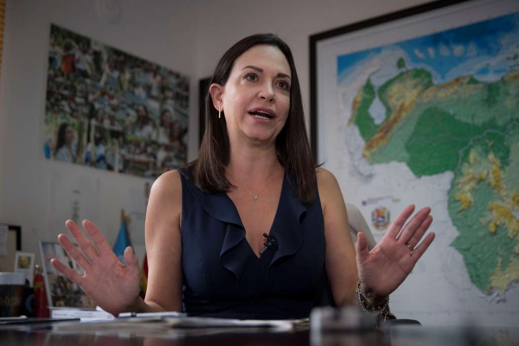 AME026. CARACAS (VENEZUELA), 30/06/2023.- Fotografía de archivo fechada el 17 de enero de 2020, que muestra la líder opositora venezolana María Corina Machado, mientras ofrece una entrevista a Efe en Caracas (Venezuela). La Contraloría General de Venezuela confirmó que la opositora María Corina Machado, inscrita para participar en las primarias de octubre, previas a las elecciones presidenciales de 2024, se encuentra inhabilitada para competir por un cargo de elección popular por un total de 15 años, informó este viernes el diputado del Parlamento José Brito. EFE/ Rayner Peña R. /ARCHIVO