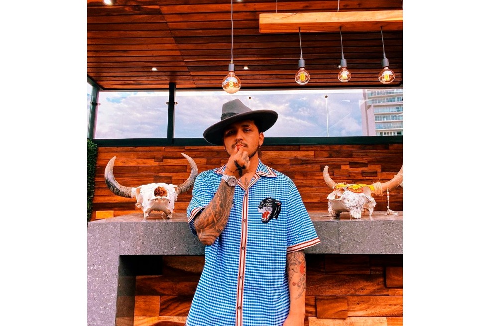 Una de las claves del éxito de Christian Nodal es cómo ha logrado contar historias de amor modernas con una base tan ancestral como el mariachi.