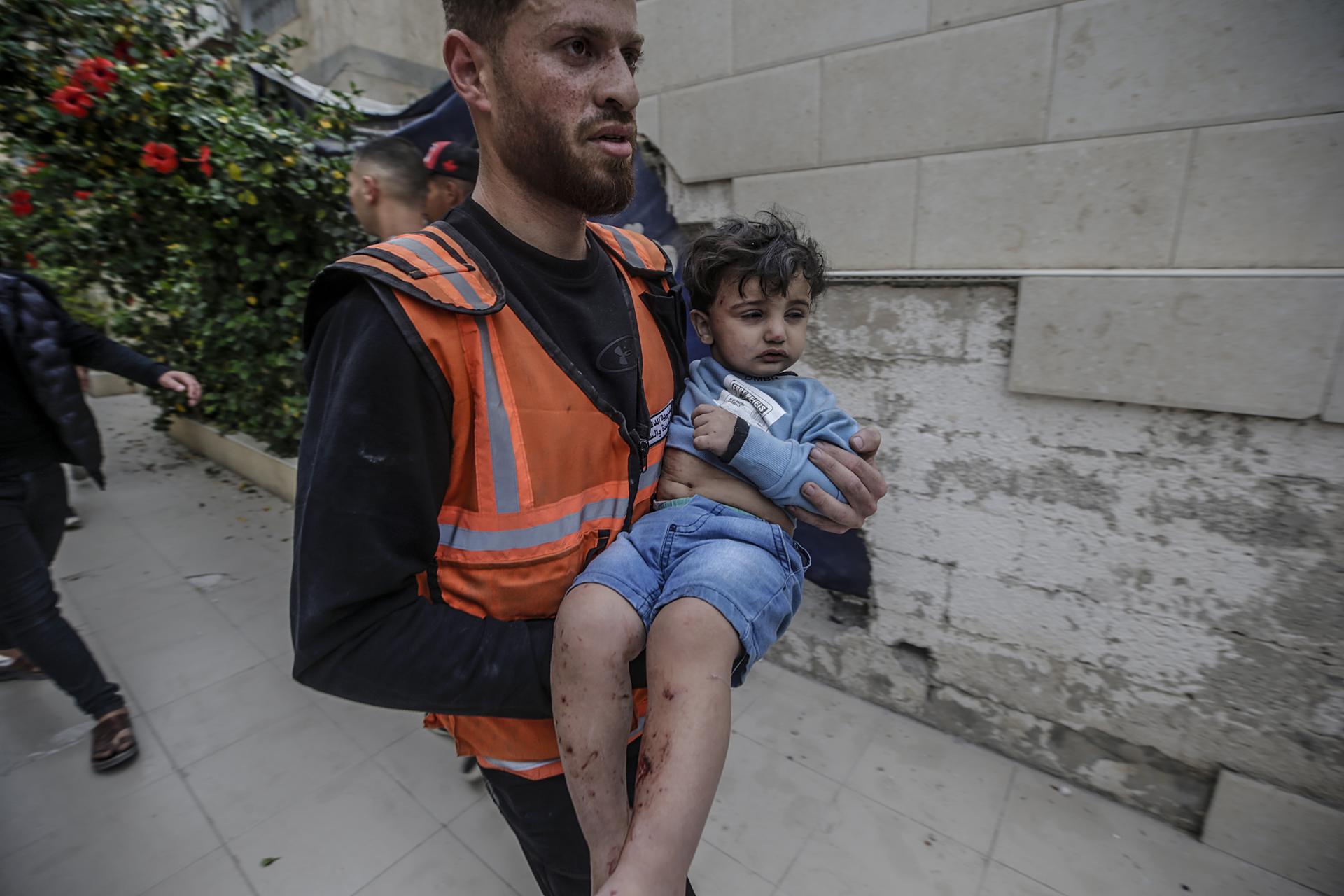 Gaza City (-), 24/04/2025.- A Palestinian man carries a wounded child following an Israeli airstrike, in Gaza City, northern Gaza Strip, 24 April 2025. According to the Palestinian Ministry of Health in Gaza, at least seven Palestinians were killed and 15 others wounded after a series of Israeli airstrikes targeting different areas in Gaza City. EFE/EPA/MOHAMMED SABER