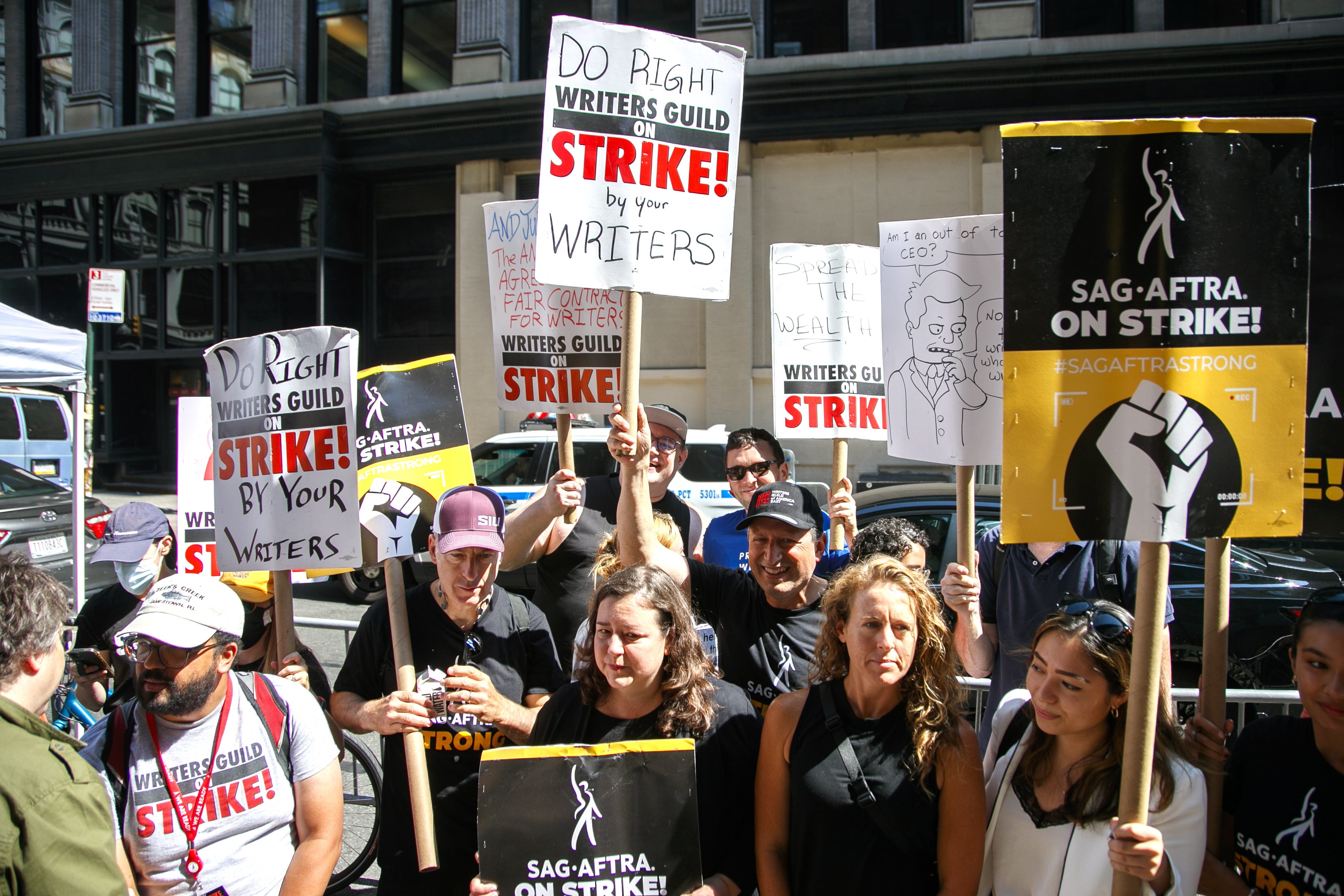 New York (United States), 09/08/2023.- People picket on the 100th day of the Writers Guild of America (WGA) strike outside of Warner Bros. Discovery and the Netflix headquarters in New York, New York USA, 09 August 2023. Television networks and movie studios are still unable to agree on proposed pay raises and changes to the industry'Äôs business model. (Nueva York) EFE/EPA/SARAH YENESEL