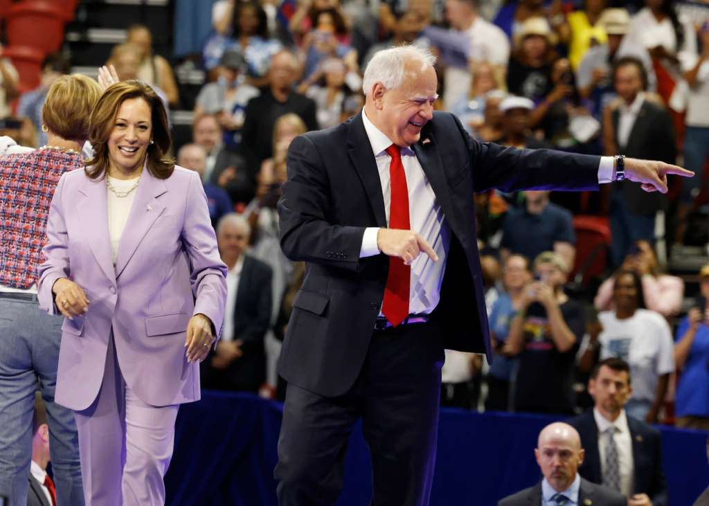 Las Vegas (United States), 10/08/2024.- Democratic presidential candidate, Vice President Kamala Harris (L) and Democratic vice presidential candidate Minnesota Governor Tim Walz acknowledge the crowd during a rally at the University of Nevada Las Vegas' Thomas and Mack Center in Las Vegas, Nevada, USA, 10 August 2024. EFE/EPA/BIZUAYEHU TESFAYE