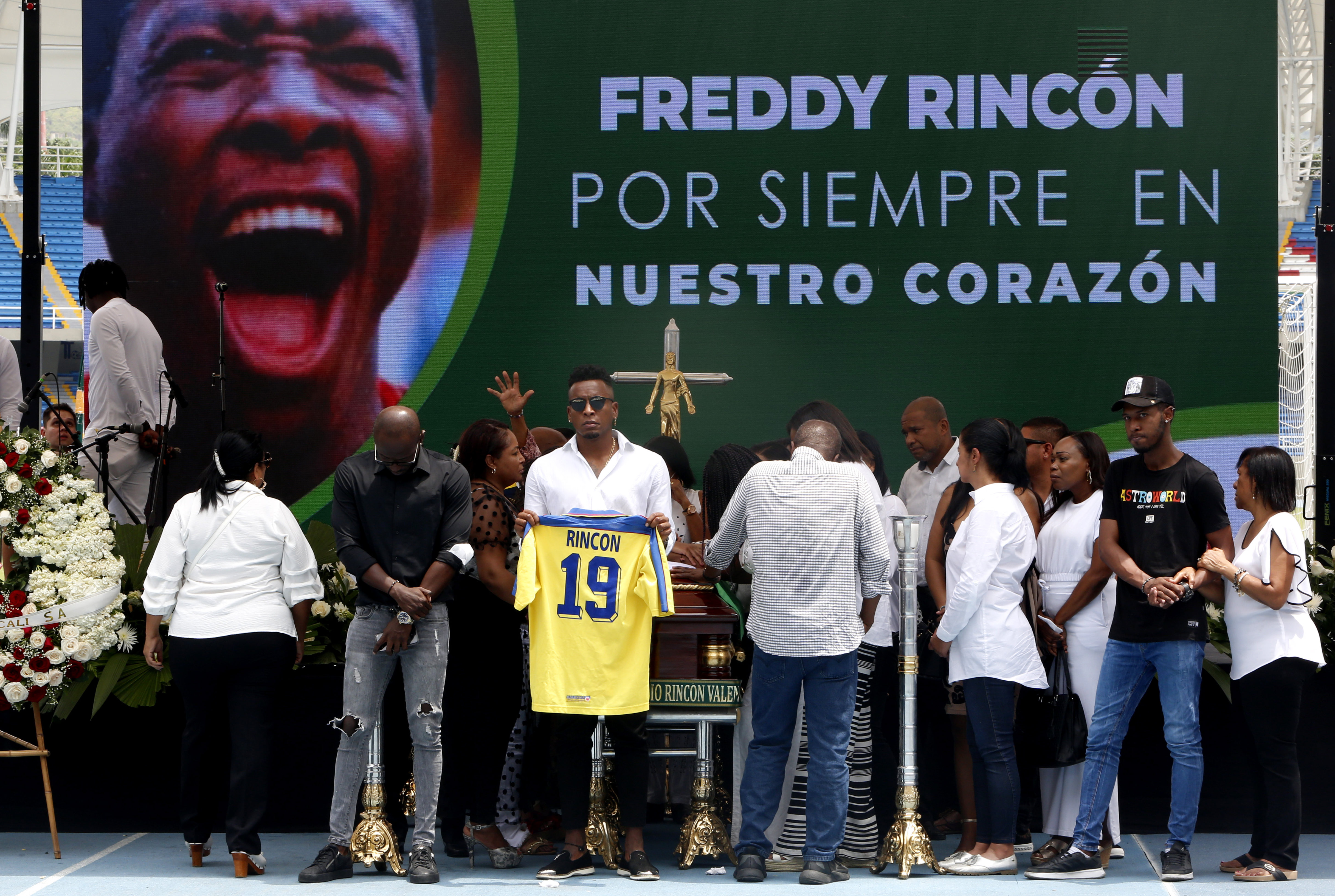 AME1783. CALI (COLOMBIA), 16/04/2022.- Personas posan junto al féretro del exfutbolista colombiano Freddy Rincón hoy, durante un homenaje en el estadio Pascual Guerrero en Cali (Colombia). Rincón falleció el miércoles en la noche luego de sufrir un accidente automovilístico. EFE/ Ernesto Guzmán Jr