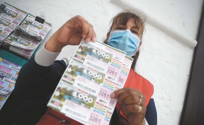 Sofía Ovalle trabaja vendiendo lotería en la plaza principal de Tunja desde hace 22 años.