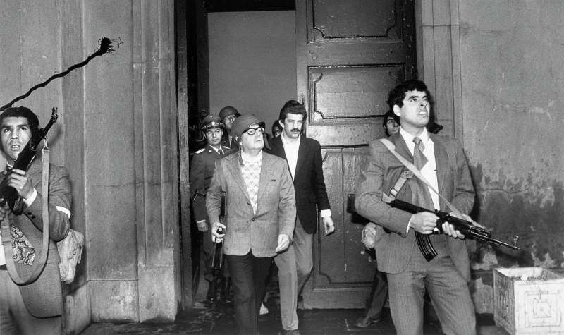 La histórica imagen de Salvador Allende mientras recorría el Palacio de La Moneda con sus hombres, poco antes de morir. /AFP