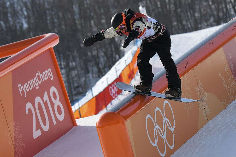 Mark McMorris realiza la rutina que le dio el bronce en Snowboard Slopestyle. / AFP