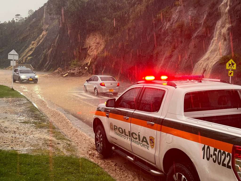 La vía La Calera cerró completamente, luego de que se presentara un derrumbe y un desbordamiento de agua.