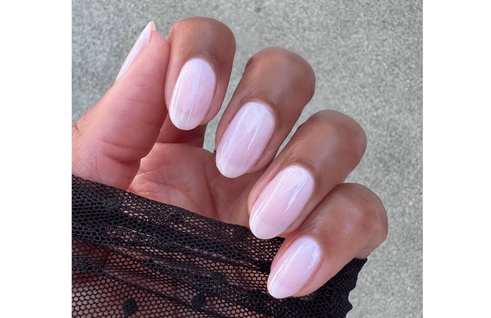 Similares a las uñas de dona glaseada, llegan las uñas lipgloss.