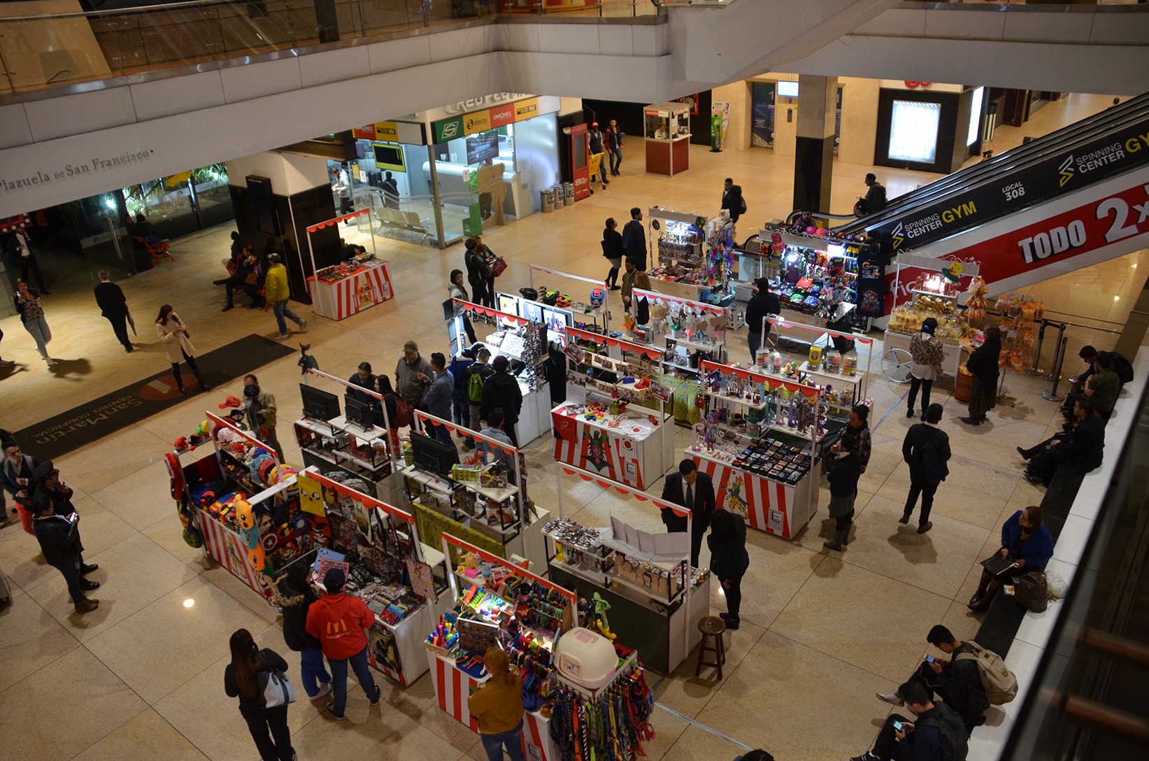 Centro Comercial San Martín durante feria artesanal.