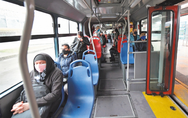 Según cifras de la Secretaría de Seguridad y la Policía Metropolitana de Bogotá, el año pasado los hurtos a personas en el transporte público aumentaron en un 23,1 %