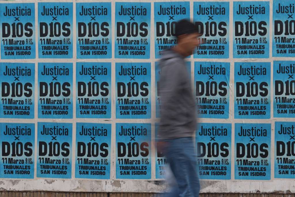 AME8477. BUENOS AIRES (ARGENTINA), 11/03/2025.- Una persona camina frente a los tribunales de San Isidro, donde se lleva a cabo el juicio por la muerte de Diego Armando Maradona, este martes, en Buenos Aires (Argentina). El mediático abogado Fernando Burlando, representante de Dalma y Giannina -hijas de Diego Armando Maradona- en el juicio por la muerte del astro argentino, aseguró que fue víctima de "un plan inhumano de resultado eficaz" y que "en cualquier hospital precario le hubieran salvado la vida". EFE/ Juan Ignacio Roncoroni