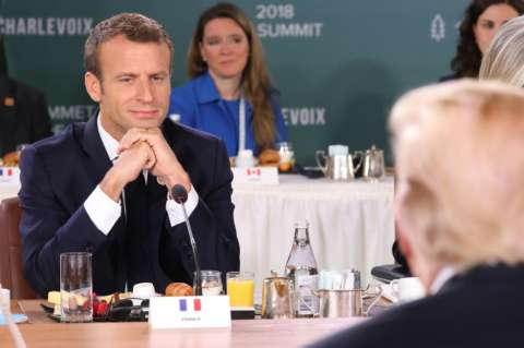 Otro inusual saludo entre Trump y Macron vuelve a captar la atención mundial