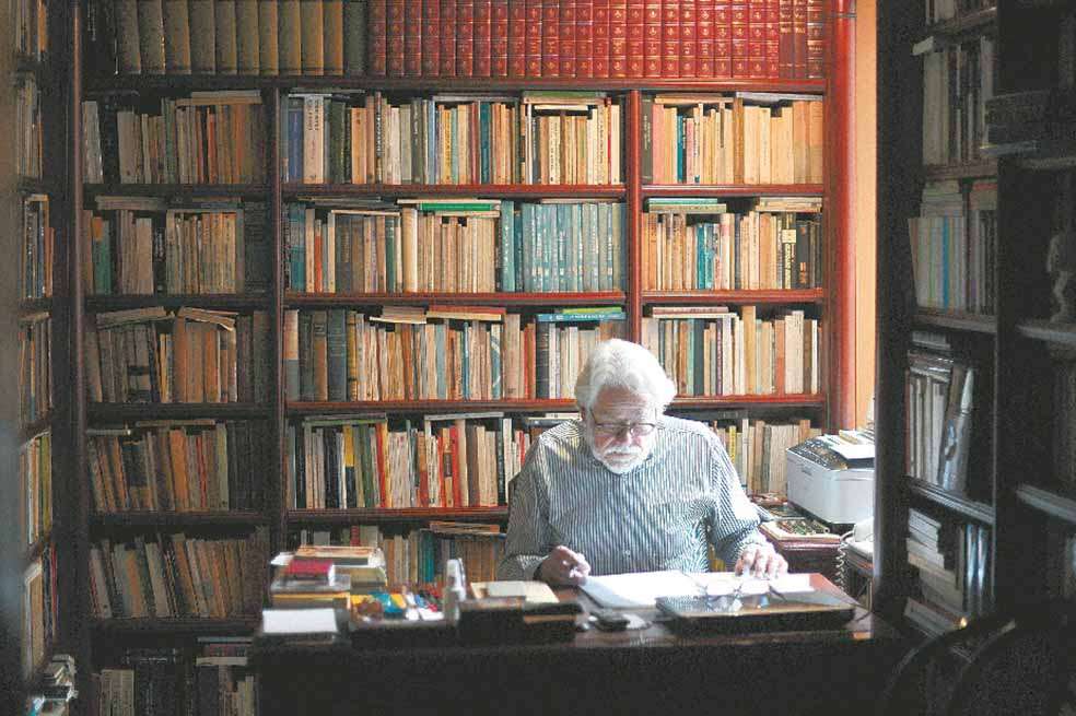 Con frecuencia, Carlos Gaviria llamaba a sus colaboradores de urgencia a su despacho: “Es hora de leer poesía”, les decía. Y leían, “hasta que sintiéramos que cualquier lucha era posible. /Archivo El Espectador