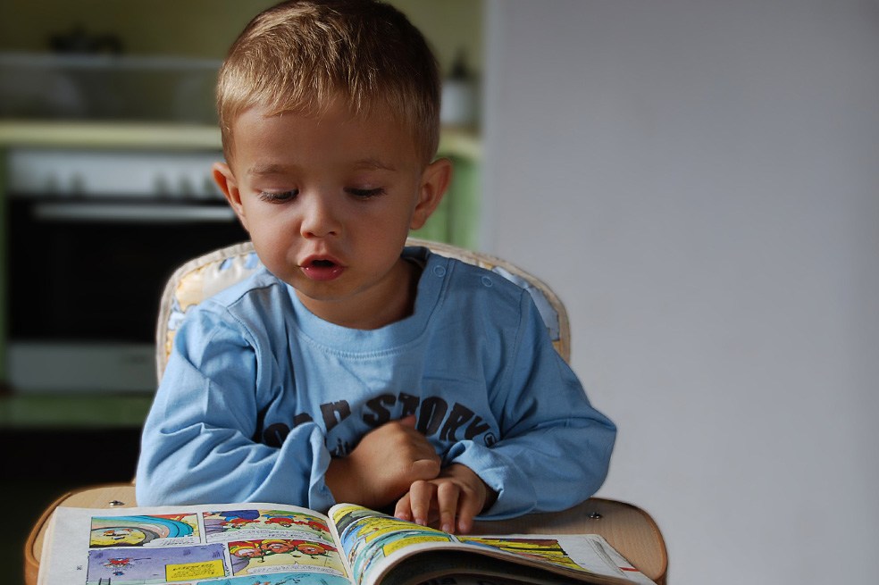 Crea un ambiente propicio para la lectura, es más que disponer de un lugar adecuado. Hace referencia a lograr que se respire el gusto por la lectura, transmitirles a los niños que se puede leer por placer, en cualquier momento o lugar.