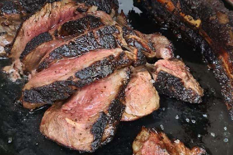 Este adobo (o rub, como le dicen los gringos) se puede utilizar en piezas completas de res o cerdo, como una punta de anca, unas chatas, unos chuletones o unos tomahawk. / Cortesía: Harry Sasson
