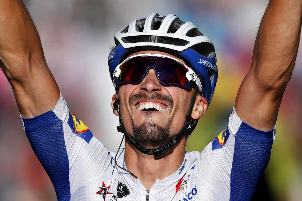 El ciclista francés Julian Alaphilippe ganó la segunda etapa y asumió el liderato del Tour de Francia.