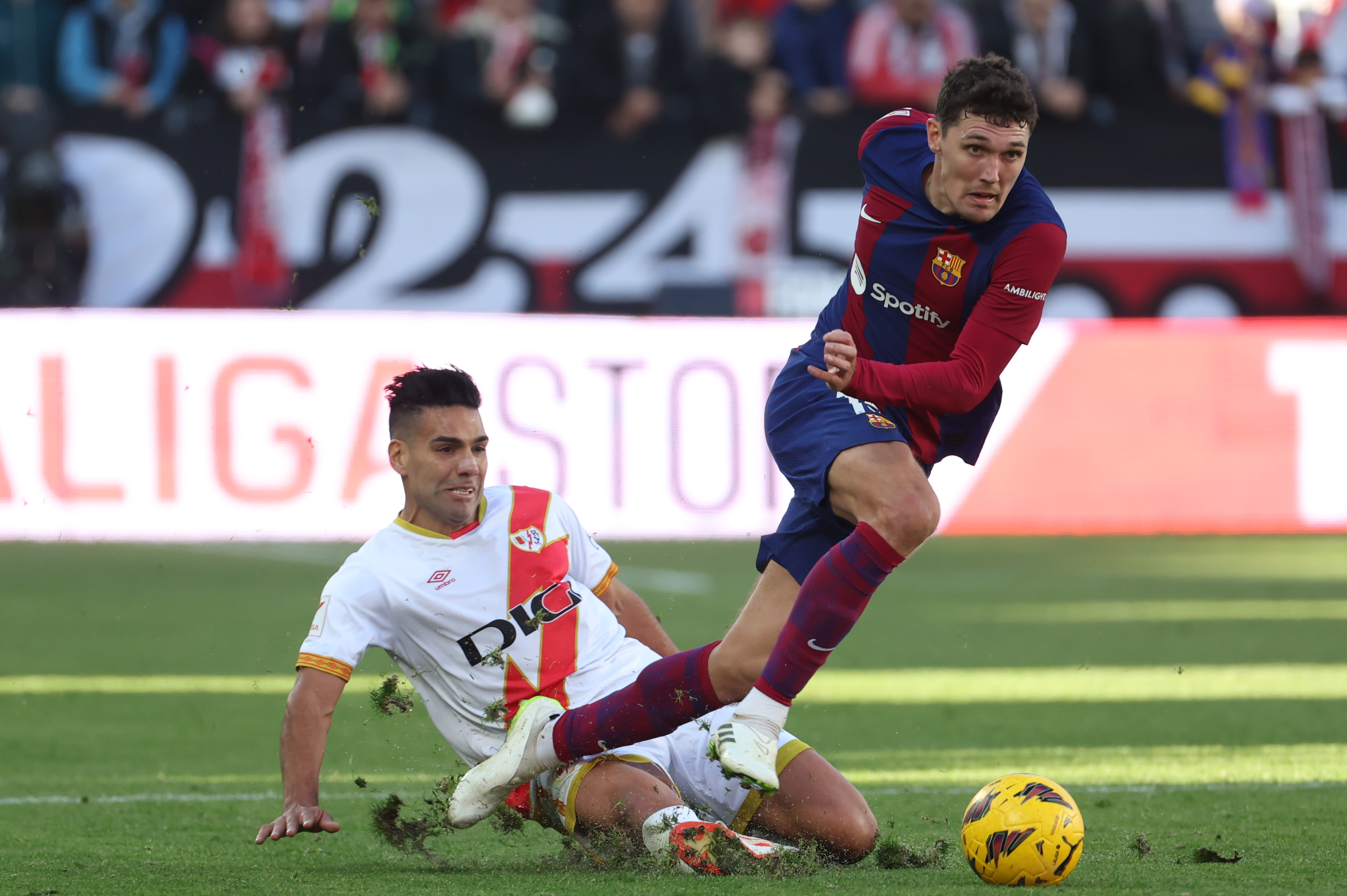 MADRID, 25/11/2023.- El defensa danés del FC Barcelona Andreas Christensen (d) disputa una posesión ante Radamel Falcao (i) delantero del Rayo Vallecano durante el partido de LaLiga EA Sports que ha enfrentado al Rayo Vallecano y el FC Barcelona en el estadio de Vallecas, este sábado. EFE/Kiko Huesca