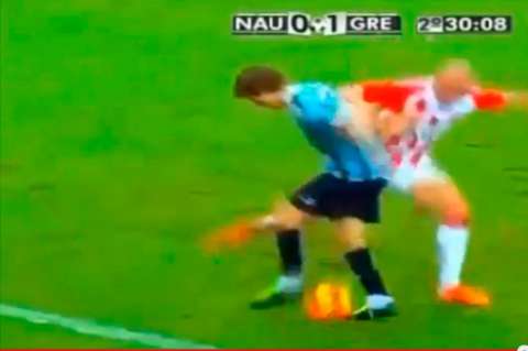 Jugada que recuerda el fútbol que está en vía de extinción