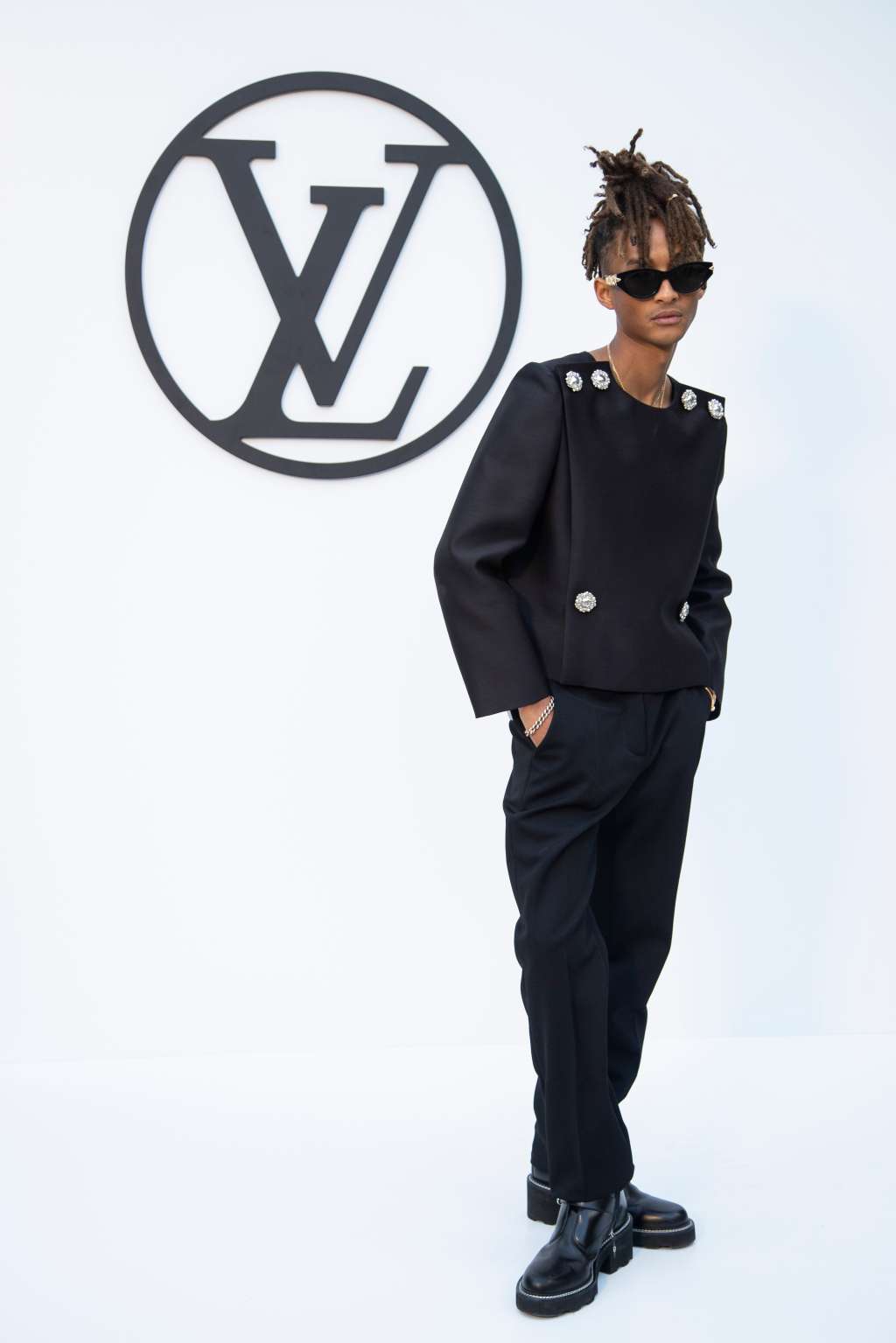 BARCELONA, 23/05/2024.- El actor y cantante estadounidense Jaden Smith posa en la presentación de la colección 'Crucero 2025' de La 'maison' francesa de moda Louis Vuitton, diseñada por el creativo Nicholas Ghesquière, este jueves en el Park Güell de Barcelona, en una cita que reúne a personalidades y actrices de Hollywood, además del dueño de LVMH, Bernard Arnault, el hombre con la mayor fortuna del mundo. EFE/ Marta Pérez